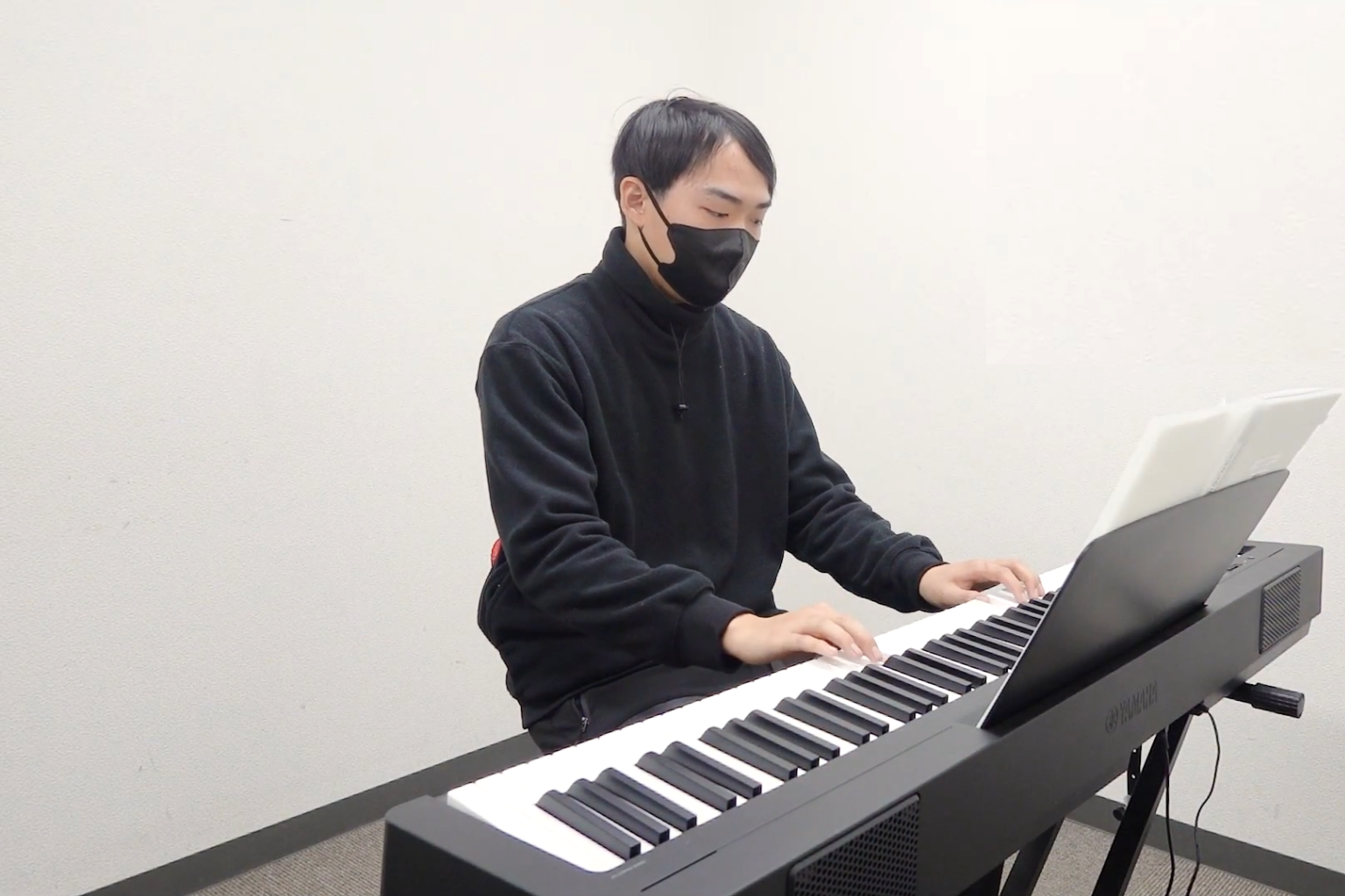 Mさん（20代）が「いとしのエリー / サザンオールスターズ」を演奏している様子