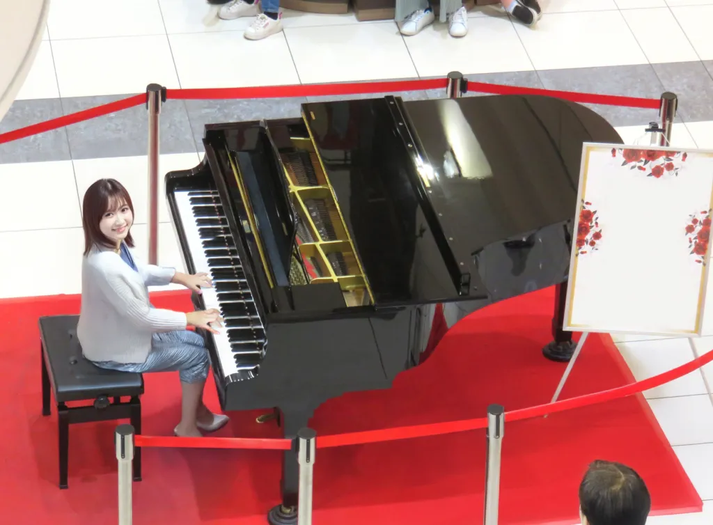 ストリートピアノを演奏している